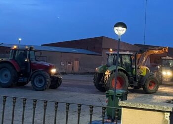 Decenas de tractores de la comarca marchan ya hacia la capital en defensa de los intereses y supervivencia del sector primario