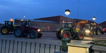 Decenas de tractores de la comarca marchan ya hacia la capital en defensa de los intereses y supervivencia del sector primario