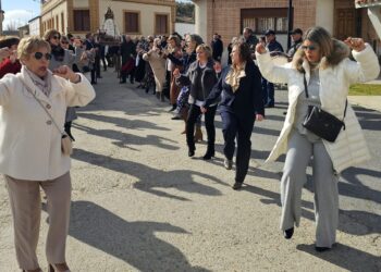 «Si en la Candelaria no se apaga la vela, buen año espera»: en Palaciosrubios acompañan a la Virgen entre bailes y vivas