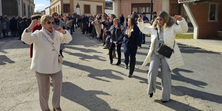«Si en la Candelaria no se apaga la vela, buen año espera»: en Palaciosrubios acompañan a la Virgen entre bailes y vivas