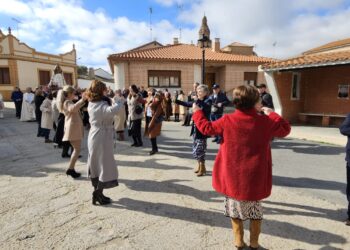 «Si en la Candelaria no se apaga la vela, buen año espera»: en Palaciosrubios acompañan a la Virgen entre bailes y vivas