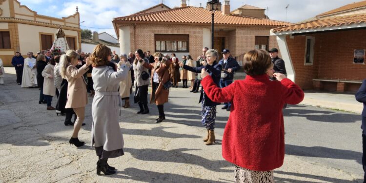 «Si en la Candelaria no se apaga la vela, buen año espera»: en Palaciosrubios acompañan a la Virgen entre bailes y vivas