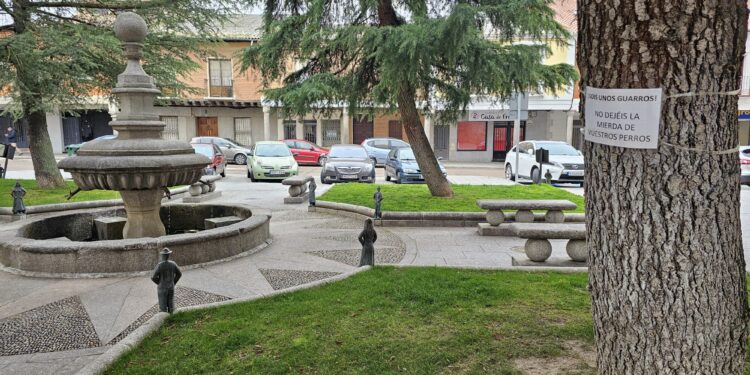 Peñaranda planta batalla contra las heces caninas en el entorno ajardinado de la iglesia parroquial de San Miguel Arcángel
