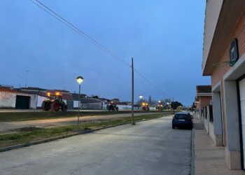 Decenas de tractores de la comarca marchan ya hacia la capital en defensa de los intereses y supervivencia del sector primario