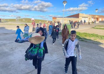 Poveda de las Cintas celebra su desfile carnavalero por las calles de la localidad y disfruta de un animado baile en el multiusos
