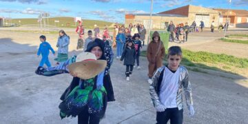 Poveda de las Cintas celebra su desfile carnavalero por las calles de la localidad y disfruta de un animado baile en el multiusos