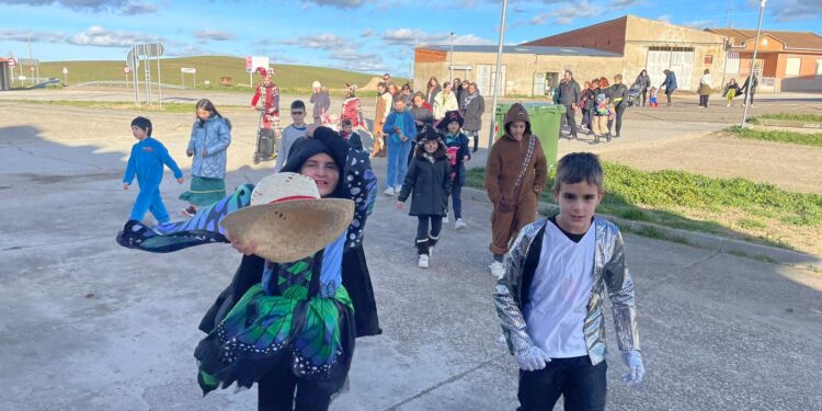 Poveda de las Cintas celebra su desfile carnavalero por las calles de la localidad y disfruta de un animado baile en el multiusos