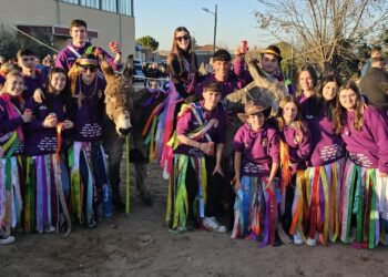 Los quintos y quintas de Cantalpino corren las cintas a lomos de un burro entre los ánimos y aplausos de vecinos y familiares