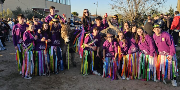 Los quintos y quintas de Cantalpino corren las cintas a lomos de un burro entre los ánimos y aplausos de vecinos y familiares