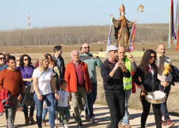 Santiago de la Puebla celebra con sol y sones de dulzaina la romería en honor de San Blas hasta el arco de su antigua ermita
