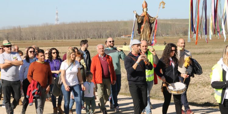 Santiago de la Puebla celebra con sol y sones de dulzaina la romería en honor de San Blas hasta el arco de su antigua ermita