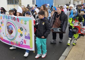 El colegio Severiano Montero celebra en Peñaranda su desfile carnavalero acompañado por los dulzaineros del grupo Alborada