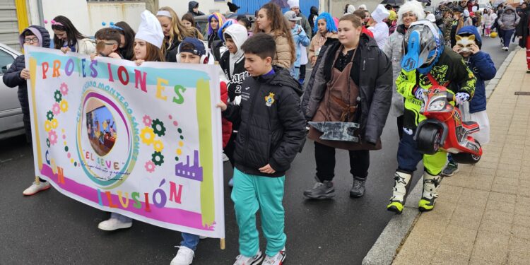 El colegio Severiano Montero celebra en Peñaranda su desfile carnavalero acompañado por los dulzaineros del grupo Alborada