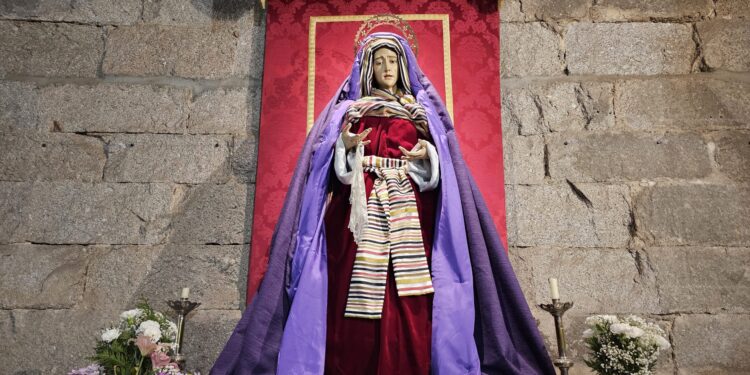 Nuestra Señora de la Soledad también viste de hebrea en la iglesia parroquial de Peñaranda y su cofradía y cabildo preparan su fiesta