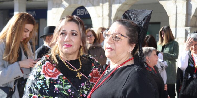 Deli Rodríguez Rogado toma el mando en Peñaranda en una fiesta de las águedas con reconocimiento también para los hombres