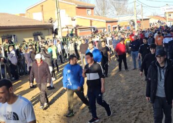 Multitudinario Toro de San Blas en Babilafuente con «Aseado» y «Gañanito» llevando la emoción a los aficionados y espectadores