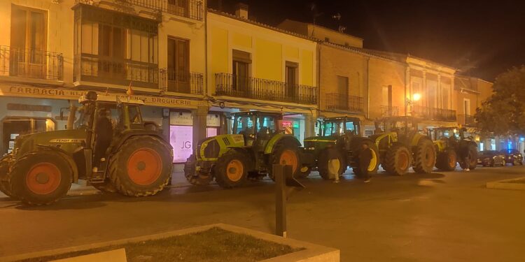 Vuelta a casa tras una tractorada histórica: Peñaranda recibe a sus agricultores y ganaderos en su llegada a las plazas