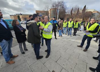 El campo recibe en Peñaranda con una cencerrada al secretario regional del PSOE Luis Tudanca y «revienta» su visita al municipio