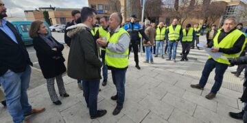El campo recibe en Peñaranda con una cencerrada al secretario regional del PSOE Luis Tudanca y «revienta» su visita al municipio