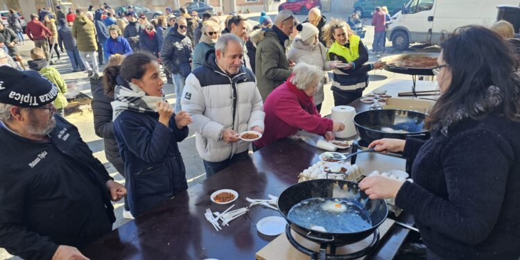 Villar de Gallimazo celebra su XII Matanza Popular organizada por La Corraliza y el Ayuntamiento con un gran ambiente en la plaza