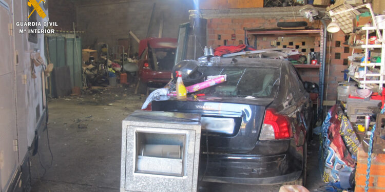 Agentes del Seprona con base en Peñaranda localizan en Parada de Rubiales un taller clandestino de reparación de vehículos