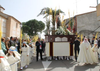 Peñaranda estrena su esperada Semana Santa con la cofradía de Jesús Amigo de los Niños acompañando al paso de La Borriquilla