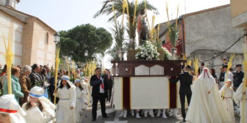 Peñaranda estrena su esperada Semana Santa con la cofradía de Jesús Amigo de los Niños acompañando al paso de La Borriquilla