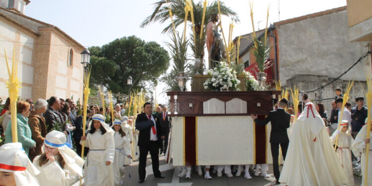 Peñaranda estrena su esperada Semana Santa con la cofradía de Jesús Amigo de los Niños acompañando al paso de La Borriquilla
