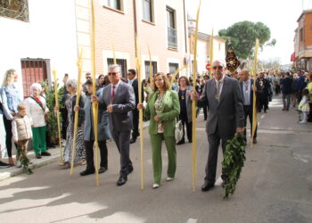 Peñaranda estrena su esperada Semana Santa con la cofradía de Jesús Amigo de los Niños acompañando al paso de La Borriquilla