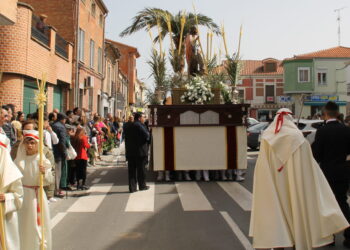 Peñaranda estrena su esperada Semana Santa con la cofradía de Jesús Amigo de los Niños acompañando al paso de La Borriquilla