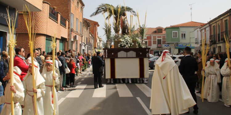 Peñaranda estrena su esperada Semana Santa con la cofradía de Jesús Amigo de los Niños acompañando al paso de La Borriquilla