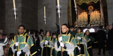 Peñaranda logra «sacarse la espinita» en esta Semana Santa y las ocho cofradías protagonizan el esperado desfile del Santo Entierro