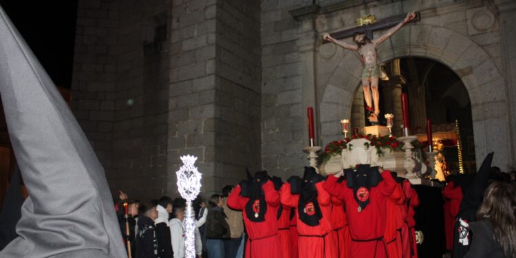Peñaranda logra «sacarse la espinita» en esta Semana Santa y las ocho cofradías protagonizan el esperado desfile del Santo Entierro