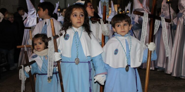 Peñaranda logra «sacarse la espinita» en esta Semana Santa y las ocho cofradías protagonizan el esperado desfile del Santo Entierro