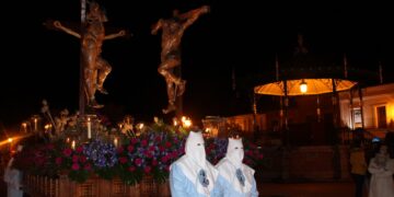 Peñaranda logra «sacarse la espinita» en esta Semana Santa y las ocho cofradías protagonizan el esperado desfile del Santo Entierro