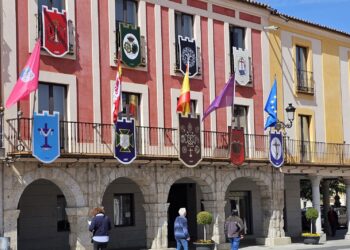El Ayuntamiento de Peñaranda luce ya en sus balcones los reposteros de las ocho cofradías y el de la Hermandad
