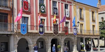 El Ayuntamiento de Peñaranda luce ya en sus balcones los reposteros de las ocho cofradías y el de la Hermandad