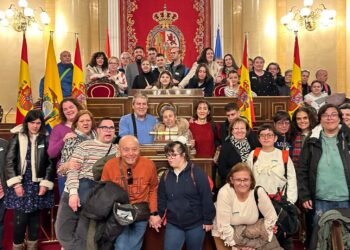 La gran familia de Acopedis disfruta de un viaje a Madrid con visita al Congreso y al Senado y a la exposición Mundo Pixar