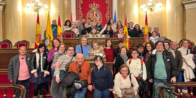 La gran familia de Acopedis disfruta de un viaje a Madrid con visita al Congreso y al Senado y a la exposición Mundo Pixar
