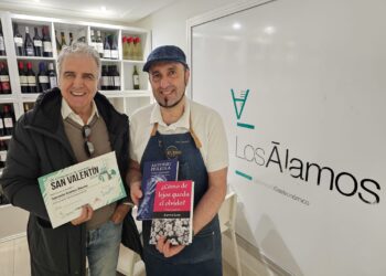 El poeta macoterano Antonio Gómez Bueno recibe el premio como ganador del certamen poético de Los Álamos en Peñaranda