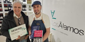 El poeta macoterano Antonio Gómez Bueno recibe el premio como ganador del certamen poético de Los Álamos en Peñaranda