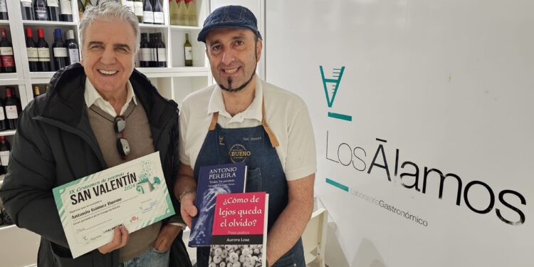 El poeta macoterano Antonio Gómez Bueno recibe el premio como ganador del certamen poético de Los Álamos en Peñaranda