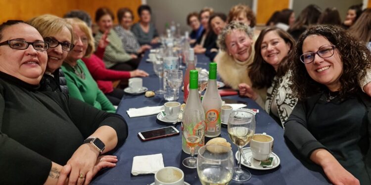 Alaraz celebra el Día Internacional de la Mujer con una animada cena de confraternidad que congregó a 60 participantes