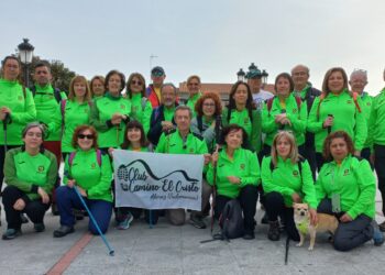El club de senderismo Camino el Cristo disfruta de una ruta de entre Alaraz y la vecina localidad de San Miguel de Serrezuela