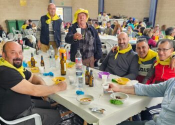 Aldeaseca de la Frontera bate récord en su matanza típica al reunir a medio millar de asistentes para la comida en el frontón cubierto