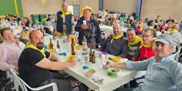 Aldeaseca de la Frontera bate récord en su matanza típica al reunir a medio millar de asistentes para la comida en el frontón cubierto