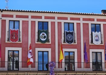 Peñaranda luce ya los primeros reposteros de las cofradías en el edificio del Ayuntamiento de cara a la Semana Santa