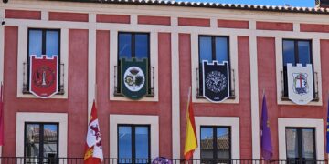 Peñaranda luce ya los primeros reposteros de las cofradías en el edificio del Ayuntamiento de cara a la Semana Santa