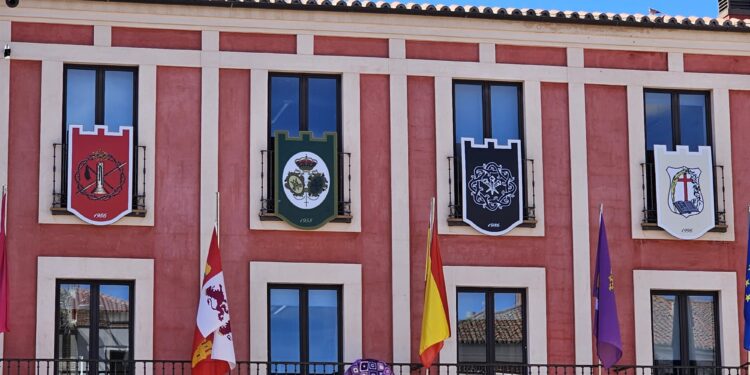 Peñaranda luce ya los primeros reposteros de las cofradías en el edificio del Ayuntamiento de cara a la Semana Santa