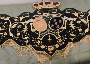 La cofradía peñarandina de la Virgen de la Esperanza recibe la bambalina trasera del palio que estrenará el Jueves Santo